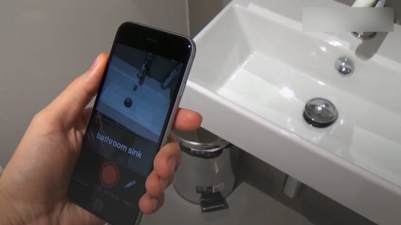 בעתיד, אומרים המפתחים, תזהה האפליקציה 2 חפצים יחדיו // צילום מסך: מתוך יוטיוב